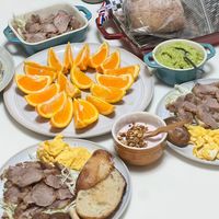 可能是黑麥麵包、肉排和文字的圖像
