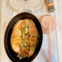 可能是火鍋、豆腐和顯示的文字是「 STAUB ST STA STANS B SSAUS 」的圖像