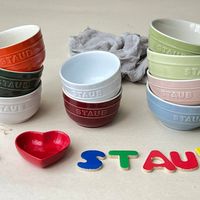 可能是顯示的文字是「 STAUD STAUE "Rи 我好理 STALD SYAUD STAUD STAUE STA STAUB WAR STAUD STAUB 」的圖像