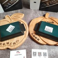 可能是皮夾、壓線縫飾皮革和文字的圖像