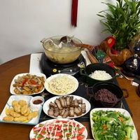 可能是火鍋、起司火鍋和麵的圖像