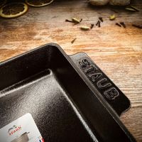 可能是鬆餅機和顯示的文字是「 staub staub 」的圖像