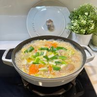 可能是粥和顯示的文字是「 STAUB s STAUB STRUB 」的圖像