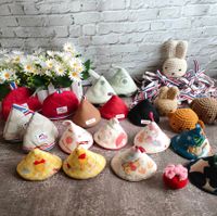 可能是帽子、紅心、帽子店和文字的圖像
