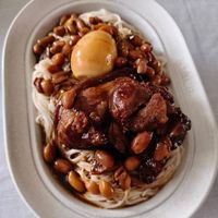 可能是拉麵、義大利麵、炒麵、麵和香菇的圖像
