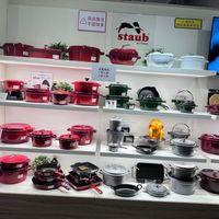 可能是顯示的文字是「東品出 ! 商品售出 不退换貨 staub en enFrance n Fronce 国 몸강 本區商品 1件3折 2件 2件4號 4號 SNRG 」的圖像