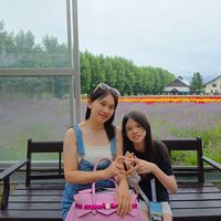 可能是 2 個人和頭狀薰衣草的圖像