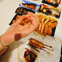 可能是炸丸子、港式點心和壽司的圖像