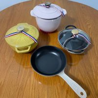 可能是顯示的文字是「 STAUB STAUS STAUE 」的圖像