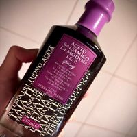 可能是美髮產品、香氛和顯示的文字是「 ACETA DI BALSETO BALSAMICO I.G.P. MODENA ACETO UONO VIN INA AMICOR IGRE AUS BALSA MODENA AUSMODE ALSAMICOE MICOESSIC MODENEGAR MICVINEGAR NEGAR sprina INAGRE DE AUA UDEI DEL BALSAMICO MODE EMOD AMICOESSI MODENA ACETALA MODENA MOnWAMIo BALSAMIQUE MIQUE TODEN MODENE SIG DEL TERRA ACETALA CRRA TAIA SERRAI TERRA TUONO IA ERRA DI ERRA TERRA DEL 」的圖像