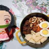 可能是蛋黃、火鍋、炸丸子、豆腐、拉麵、炒飯、炒麵和顯示的文字是「 1Staub Staub Staub 8 SYAU ن GTA0E 」 的圖像