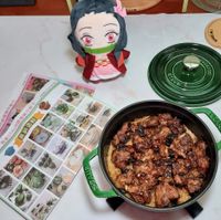 可能是香菇、燉小牛膝、豆腐和文字的圖像