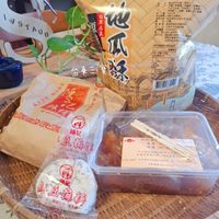 可能是椰子馬卡龍、豆腐、炸丸子和文字的圖像