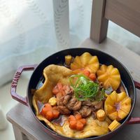 可能是豆腐、肉餡餅、燉小牛膝和文字的圖像