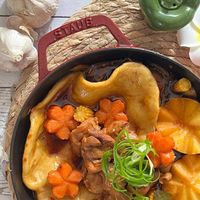 可能是燉小牛膝、豆腐和香菇的圖像