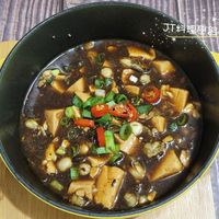 可能是香菇、火鍋、豆腐、拉麵和文字的圖像