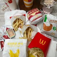 可能是漢堡、雞肉三明治和文字的圖像