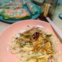 可能是壽司、炒麵和麵的圖像