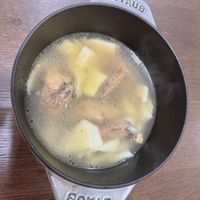 可能是顯示的文字是「 STAUB SANUS 」的圖像
