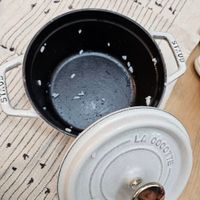 可能是顯示的文字是「 STAUB LA COGOTTE STAUD 」的圖像