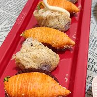 可能是半圓形餡餅、炸丸子和肉餡餅的圖像