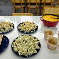 可能是港式點心、義大利麵和壽司的圖像