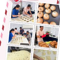可能是 8 個人、法式長棍麵包、肉餡餅、半圓形餡餅、巴布卡麵包、蛋糕和顯示的文字是「 ALL YOU NEED LYOIOVE ALLYOUİNEEDISLOVE IS LOVE ድዋ You YouCam Cam Aug. g.11,2025 」的圖像