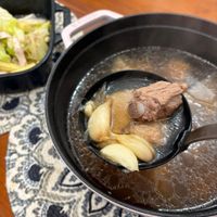 可能是火鍋和顯示的文字是「 X 2/7 … 我愛Staub籌鐵鍋 我愛 Staub 籌鐵鍋 愛兒莎· 愛兒莎·7月31日· 7月31日 蒜頭燉煮的好透 你， 饒蘭心和其他4人 大心Q留分享 大 大心 留言 留言分享 留言 分享」的圖像