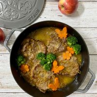 可能是蘋果、燉小牛膝和顯示的文字是「 STAUB STAUB STAUB 」的圖像