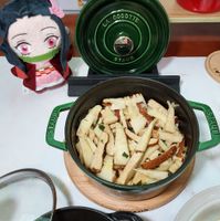 可能是豆腐、香菇和顯示的文字是「 COCOTTE COCOTTE ን 」的圖像