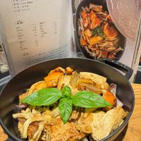 可能是義大利麵、香菇、豆腐、拉麵、麵、炒麵和文字的圖像