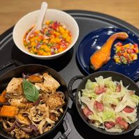 可能是麵、煙燻鮭魚、義大利麵和豆腐的圖像