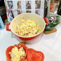 可能是 3 個人、義大利麵和文字的圖像