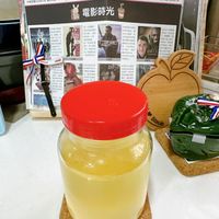 可能是 3 個人、藥物、飲料和文字的圖像