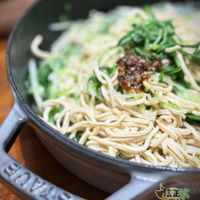 可能是鯷魚、義大利麵、麵、炒麵、拉麵和文字的圖像