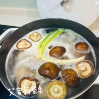 可能是粥、香菇、火鍋、豆腐和文字的圖像