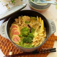 可能是麵、火鍋、拉麵和文字的圖像