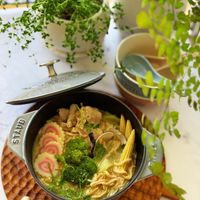 可能是火鍋、香菇、拉麵、麵、豆腐和文字的圖像