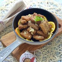 可能是豆腐和顯示的文字是「 staub sta 3 锈錢鍋 MEM 家料理2.0 EAVIS 緣K 」的圖像