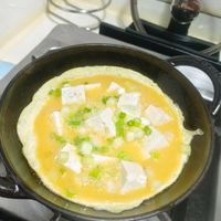 可能是拉麵、豆腐和歐姆蛋的圖像