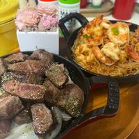 可能是肉排和蝦的圖像