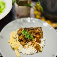 可能是燉小牛膝和肉排的圖像