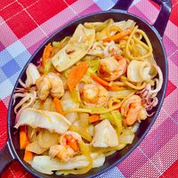 可能是炒麵、蝦、義大利麵和西班牙大鍋飯的圖像