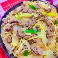 可能是肉排、麵和拉麵的圖像