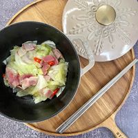 可能是豆腐和顯示的文字是「 eeS2 STAUDA STAUE STAUL STAUB STAUB 」的圖像
