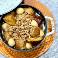 可能是豆腐、火鍋和顯示的文字是「 STAUB STAVB የየንጵት Tun STAUB 」的圖像