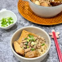 可能是豆腐、炒麵、麵和拉麵的圖像
