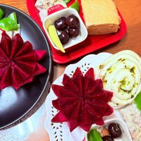 可能是草莓、戚風蛋糕和顯示的文字是「 STAUB 광원 STAUB 」的圖像