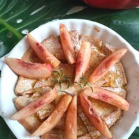 可能是水果塔、蘋果和無花果的圖像
