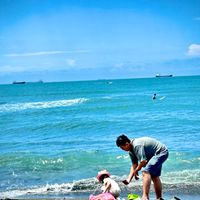可能是 2 個人、小孩、海灘和海洋的圖像